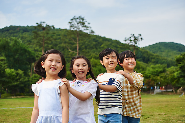 포토 JPG 주간 나무 공원 여자 남자 어린이라이프 초등학생 어린이 자연 서기 웃음 소녀 소년 잔디 여러명 상반신 야외 앞모습 캐주얼 여름 친구 맑음 한국인 체험학습 즐거움 용인 휴양림 어린이만 어깨에손 국내포토 자연요소 식물 학생 라이프스타일 옷 계절 공공시설 감정 뷰포인트 다수 관계 모션 날씨 표정 사람 동양인 체험 생태계 경기도 파일형식