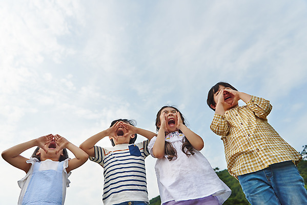 포토 JPG 주간 나무 공원 여자 남자 어린이라이프 초등학생 어린이 로우앵글 자연 서기 소녀 소년 잔디 여러명 상반신 야외 앞모습 캐주얼 여름 친구 맑음 외침 한국인 체험학습 즐거움 손모으기 용인 휴양림 어린이만 국내포토 자연요소 식물 학생 라이프스타일 옷 계절 공공시설 감정 뷰포인트 다수 관계 모션 날씨 사람 동양인 손짓 소리 체험 생태계 경기도 파일형식