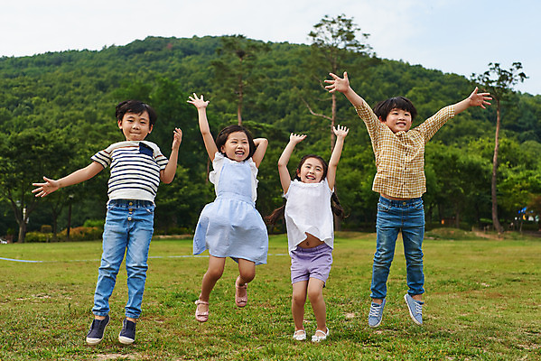 포토 JPG 주간 전신 나무 공원 여자 남자 어린이라이프 초등학생 어린이 자연 소녀 소년 잔디 여러명 야외 앞모습 캐주얼 여름 친구 맑음 점프 한국인 체험학습 즐거움 용인 휴양림 어린이만 국내포토 자연요소 식물 학생 라이프스타일 옷 계절 공공시설 감정 뷰포인트 다수 관계 모션 날씨 사람 동양인 체험 생태계 경기도 파일형식