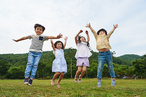 포토 JPG 주간 전신 나무 공원 여자 남자 어린이라이프 초등학생 어린이 로우앵글 자연 소녀 소년 잔디 여러명 야외 앞모습 캐주얼 여름 친구 맑음 점프 한국인 체험학습 즐거움 용인 휴양림 어린이만 국내포토 자연요소 식물 학생 라이프스타일 옷 계절 공공시설 감정 뷰포인트 다수 관계 모션 날씨 사람 동양인 체험 생태계 경기도 파일형식