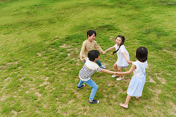 포토 JPG 주간 전신 나무 공원 여자 남자 어린이라이프 초등학생 어린이 자연 서기 소녀 소년 잔디 여러명 야외 앞모습 옆모습 뒷모습 캐주얼 여름 친구 하이앵글 달리기 손잡기 맑음 한국인 체험학습 즐거움 용인 휴양림 어린이만 국내포토 자연요소 식물 학생 라이프스타일 옷 계절 공공시설 감정 뷰포인트 다수 관계 모션 날씨 사람 동양인 체험 생태계 경기도 파일형식