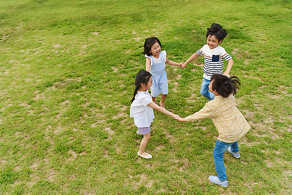 포토 JPG 주간 전신 나무 공원 여자 남자 어린이라이프 초등학생 어린이 자연 서기 소녀 소년 잔디 여러명 야외 앞모습 옆모습 뒷모습 캐주얼 여름 친구 하이앵글 달리기 손잡기 맑음 한국인 체험학습 즐거움 용인 휴양림 어린이만 국내포토 자연요소 식물 학생 라이프스타일 옷 계절 공공시설 감정 뷰포인트 다수 관계 모션 날씨 사람 동양인 체험 생태계 경기도 파일형식