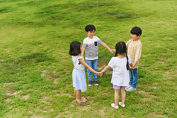 포토 JPG 주간 전신 나무 공원 여자 남자 어린이라이프 초등학생 어린이 자연 서기 소녀 소년 잔디 여러명 야외 앞모습 옆모습 뒷모습 캐주얼 여름 친구 하이앵글 손잡기 맑음 한국인 체험학습 즐거움 용인 휴양림 어린이만 국내포토 자연요소 식물 학생 라이프스타일 옷 계절 공공시설 감정 뷰포인트 다수 관계 모션 날씨 사람 동양인 체험 생태계 경기도 파일형식