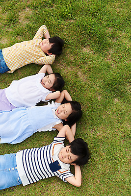 포토 JPG 주간 나무 공원 여자 남자 어린이라이프 초등학생 어린이 자연 소녀 소년 잔디 여러명 상반신 야외 앞모습 캐주얼 여름 친구 하이앵글 눕기 눈감음 맑음 한국인 체험학습 즐거움 용인 휴양림 어린이만 국내포토 자연요소 식물 학생 라이프스타일 옷 계절 공공시설 감정 뷰포인트 다수 관계 모션 날씨 사람 동양인 체험 생태계 경기도 파일형식