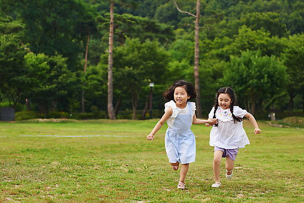 포토 JPG 주간 전신 나무 공원 여자 어린이라이프 초등학생 어린이 자연 소녀 잔디 야외 두명 앞모습 캐주얼 여름 친구 달리기 손잡기 맑음 한국인 체험학습 즐거움 용인 휴양림 소녀만 국내포토 자연요소 식물 학생 라이프스타일 옷 계절 공공시설 감정 뷰포인트 관계 모션 날씨 사람 동양인 체험 생태계 경기도 여자만 어린이만 파일형식