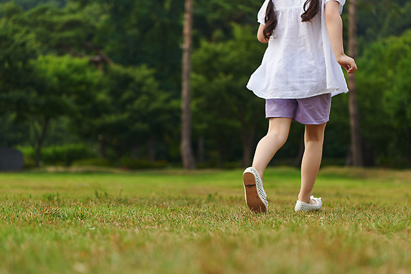 포토 JPG 주간 나무 공원 여자 어린이라이프 초등학생 어린이 자연 한명 소녀 잔디 야외 뒷모습 캐주얼 여름 달리기 맑음 한국인 하반신 체험학습 즐거움 용인 휴양림 소녀한명만 국내포토 자연요소 식물 1 학생 라이프스타일 옷 계절 공공시설 감정 뷰포인트 모션 날씨 사람 동양인 체험 생태계 경기도 여자한명만 소녀만 파일형식