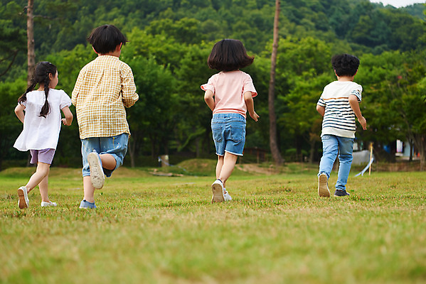 포토 JPG 주간 전신 나무 공원 여자 남자 어린이라이프 초등학생 어린이 자연 소녀 소년 잔디 여러명 야외 뒷모습 캐주얼 여름 친구 달리기 맑음 한국인 체험학습 즐거움 용인 휴양림 어린이만 국내포토 자연요소 식물 학생 라이프스타일 옷 계절 공공시설 감정 뷰포인트 다수 관계 모션 날씨 사람 동양인 체험 생태계 경기도 파일형식