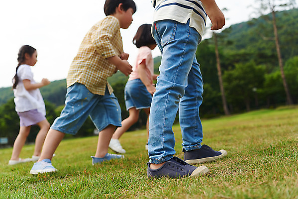 포토 JPG 주간 전신 나무 공원 여자 남자 어린이라이프 초등학생 어린이 자연 소녀 소년 잔디 여러명 야외 옆모습 캐주얼 여름 친구 달리기 맑음 한국인 하반신 체험학습 즐거움 준비자세 용인 휴양림 어린이만 국내포토 자연요소 식물 학생 라이프스타일 옷 계절 공공시설 감정 뷰포인트 포즈 다수 관계 모션 날씨 사람 동양인 체험 준비 생태계 경기도 파일형식