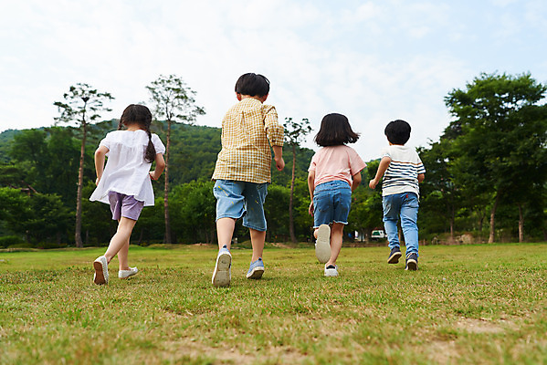 포토 JPG 주간 전신 나무 공원 여자 남자 어린이라이프 초등학생 어린이 자연 소녀 소년 잔디 여러명 야외 뒷모습 캐주얼 여름 친구 달리기 맑음 한국인 체험학습 즐거움 용인 휴양림 어린이만 국내포토 자연요소 식물 학생 라이프스타일 옷 계절 공공시설 감정 뷰포인트 다수 관계 모션 날씨 사람 동양인 체험 생태계 경기도 파일형식