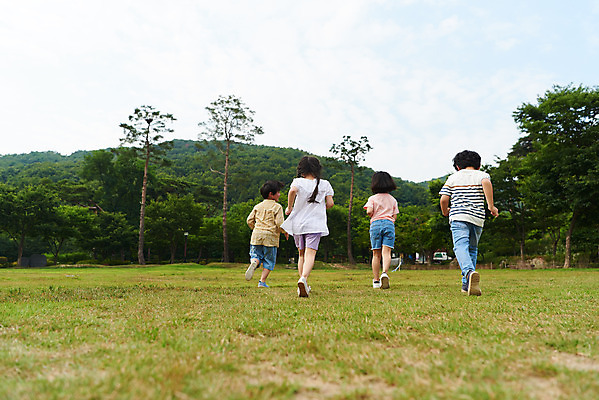 포토 JPG 주간 전신 나무 공원 여자 남자 어린이라이프 초등학생 어린이 자연 소녀 소년 잔디 여러명 야외 뒷모습 캐주얼 여름 친구 달리기 맑음 한국인 체험학습 즐거움 용인 휴양림 어린이만 국내포토 자연요소 식물 학생 라이프스타일 옷 계절 공공시설 감정 뷰포인트 다수 관계 모션 날씨 사람 동양인 체험 생태계 경기도 파일형식