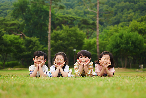 포토 JPG 주간 나무 공원 여자 남자 어린이라이프 초등학생 어린이 엎드리기 자연 웃음 소녀 소년 잔디 여러명 상반신 야외 앞모습 캐주얼 여름 친구 맑음 턱괴기 한국인 체험학습 즐거움 용인 휴양림 어린이만 국내포토 자연요소 식물 학생 라이프스타일 옷 계절 공공시설 감정 뷰포인트 다수 관계 모션 날씨 표정 사람 동양인 체험 생태계 경기도 파일형식