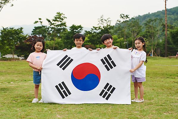 포토 JPG 주간 전신 나무 공원 여자 남자 어린이라이프 초등학생 어린이 자연 서기 웃음 들기 소녀 소년 잔디 여러명 야외 앞모습 여름 친구 한국인 체험학습 태극기 현충일 애국심 용인 휴양림 어린이만 국내포토 자연요소 식물 학생 라이프스타일 계절 공공시설 기념일 뷰포인트 다수 관계 모션 표정 사람 동양인 체험 국기 생태계 경기도 파일형식 호국보훈의달