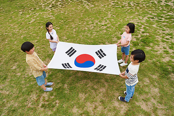 포토 JPG 주간 전신 나무 공원 여자 남자 어린이라이프 초등학생 어린이 자연 서기 웃음 들기 소녀 소년 잔디 여러명 야외 앞모습 옆모습 여름 친구 하이앵글 한국인 체험학습 태극기 현충일 애국심 용인 휴양림 어린이만 국내포토 자연요소 식물 학생 라이프스타일 계절 공공시설 기념일 뷰포인트 다수 관계 모션 표정 사람 동양인 체험 국기 생태계 경기도 파일형식 호국보훈의달