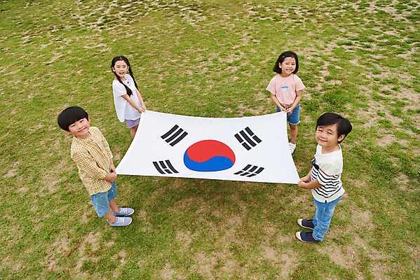 포토 JPG 주간 전신 나무 공원 여자 남자 어린이라이프 초등학생 어린이 자연 서기 웃음 들기 소녀 소년 잔디 여러명 야외 앞모습 옆모습 여름 친구 하이앵글 한국인 체험학습 태극기 현충일 애국심 용인 휴양림 어린이만 국내포토 자연요소 식물 학생 라이프스타일 계절 공공시설 기념일 뷰포인트 다수 관계 모션 표정 사람 동양인 체험 국기 생태계 경기도 파일형식 호국보훈의달