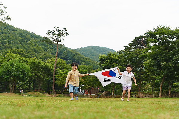 포토 JPG 주간 전신 나무 공원 여자 남자 어린이라이프 초등학생 어린이 자연 들기 소녀 소년 잔디 야외 두명 앞모습 여름 달리기 한국인 체험학습 태극기 현충일 애국심 용인 휴양림 어린이만 국내포토 자연요소 식물 학생 라이프스타일 계절 공공시설 기념일 뷰포인트 모션 사람 동양인 체험 국기 생태계 경기도 파일형식 호국보훈의달