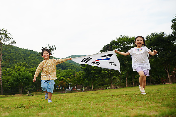 포토 JPG 주간 전신 나무 공원 여자 남자 어린이라이프 초등학생 어린이 자연 들기 소녀 소년 잔디 야외 두명 앞모습 여름 달리기 한국인 체험학습 태극기 현충일 애국심 용인 휴양림 어린이만 국내포토 자연요소 식물 학생 라이프스타일 계절 공공시설 기념일 뷰포인트 모션 사람 동양인 체험 국기 생태계 경기도 파일형식 호국보훈의달