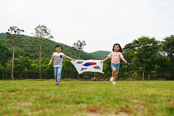 포토 JPG 주간 전신 나무 공원 여자 남자 어린이라이프 초등학생 어린이 자연 들기 소녀 소년 잔디 야외 두명 앞모습 여름 친구 달리기 한국인 체험학습 태극기 현충일 애국심 용인 휴양림 어린이만 국내포토 자연요소 식물 학생 라이프스타일 계절 공공시설 기념일 뷰포인트 관계 모션 사람 동양인 체험 국기 생태계 경기도 파일형식 호국보훈의달