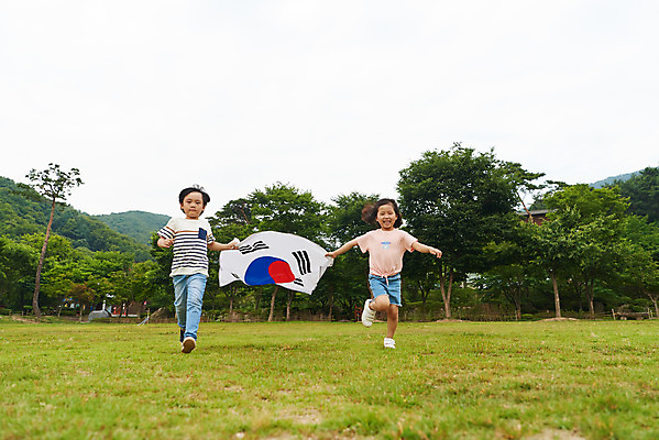 포토 JPG 주간 전신 나무 공원 여자 남자 어린이라이프 초등학생 어린이 자연 들기 소녀 소년 잔디 야외 두명 앞모습 여름 친구 달리기 한국인 체험학습 태극기 현충일 애국심 용인 휴양림 어린이만 국내포토 자연요소 식물 학생 라이프스타일 계절 공공시설 기념일 뷰포인트 관계 모션 사람 동양인 체험 국기 생태계 경기도 파일형식 호국보훈의달
