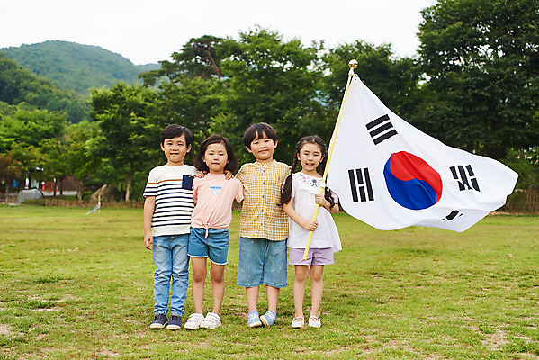 포토 JPG 주간 전신 나무 공원 여자 남자 어린이라이프 초등학생 어린이 자연 웃음 들기 소녀 소년 잔디 여러명 야외 앞모습 여름 친구 한국인 체험학습 태극기 현충일 애국심 용인 휴양림 어린이만 국내포토 자연요소 식물 학생 라이프스타일 계절 공공시설 기념일 뷰포인트 다수 관계 모션 표정 사람 동양인 체험 국기 생태계 경기도 파일형식 호국보훈의달