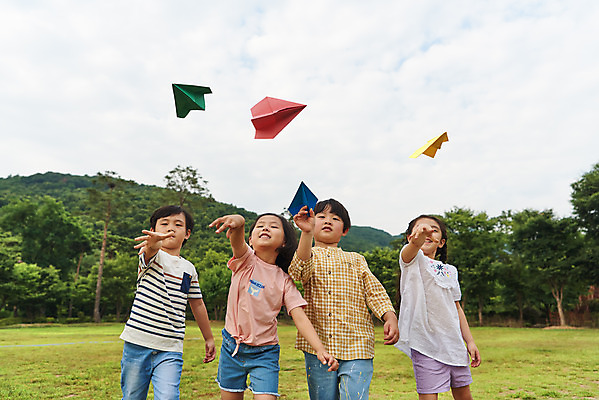 포토 JPG 주간 나무 공원 여자 남자 어린이라이프 초등학생 어린이 로우앵글 자연 날리기 서기 소녀 소년 잔디 여러명 상반신 야외 앞모습 여름 친구 컬러풀 한국인 체험학습 종이비행기 용인 휴양림 어린이만 국내포토 자연요소 식물 학생 라이프스타일 계절 공공시설 뷰포인트 컬러 다수 관계 모션 사람 동양인 체험 생태계 종이접기 경기도 파일형식