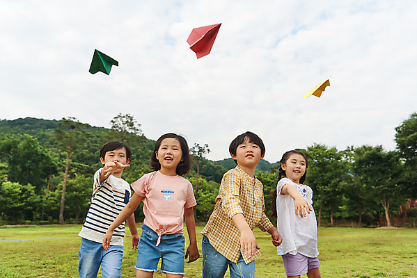 포토 JPG 주간 나무 공원 여자 남자 어린이라이프 초등학생 어린이 로우앵글 자연 날리기 서기 소녀 소년 잔디 여러명 상반신 야외 앞모습 여름 친구 컬러풀 한국인 체험학습 종이비행기 용인 휴양림 어린이만 국내포토 자연요소 식물 학생 라이프스타일 계절 공공시설 뷰포인트 컬러 다수 관계 모션 사람 동양인 체험 생태계 종이접기 경기도 파일형식