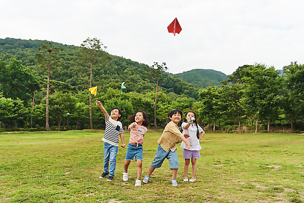 포토 JPG 주간 전신 나무 공원 여자 남자 어린이라이프 초등학생 어린이 자연 날리기 소녀 소년 잔디 여러명 야외 앞모습 여름 친구 컬러풀 한국인 체험학습 종이비행기 용인 휴양림 어린이만 국내포토 자연요소 식물 학생 라이프스타일 계절 공공시설 뷰포인트 컬러 다수 관계 모션 사람 동양인 체험 생태계 종이접기 경기도 파일형식