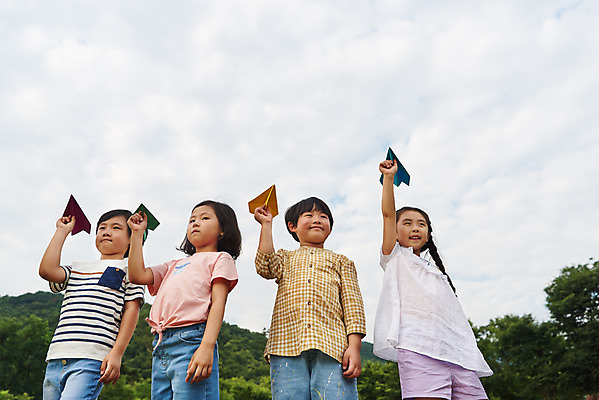 포토 JPG 주간 나무 공원 여자 남자 어린이라이프 초등학생 어린이 로우앵글 자연 날리기 서기 소녀 소년 잔디 여러명 상반신 야외 앞모습 여름 친구 컬러풀 한국인 체험학습 종이비행기 용인 휴양림 어린이만 국내포토 자연요소 식물 학생 라이프스타일 계절 공공시설 뷰포인트 컬러 다수 관계 모션 사람 동양인 체험 생태계 종이접기 경기도 파일형식