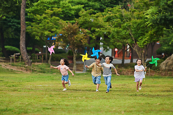 포토 JPG 주간 전신 나무 공원 여자 남자 어린이라이프 초등학생 어린이 자연 소녀 소년 잔디 여러명 야외 앞모습 여름 친구 컬러풀 달리기 한국인 체험학습 바람개비 용인 휴양림 어린이만 국내포토 자연요소 식물 학생 라이프스타일 계절 공공시설 뷰포인트 컬러 다수 관계 모션 사람 동양인 체험 생태계 경기도 파일형식