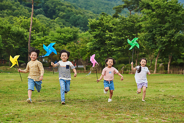 포토 JPG 주간 전신 나무 공원 여자 남자 어린이라이프 초등학생 어린이 자연 소녀 소년 잔디 여러명 야외 앞모습 여름 친구 컬러풀 달리기 한국인 체험학습 바람개비 용인 휴양림 어린이만 국내포토 자연요소 식물 학생 라이프스타일 계절 공공시설 뷰포인트 컬러 다수 관계 모션 사람 동양인 체험 생태계 경기도 파일형식