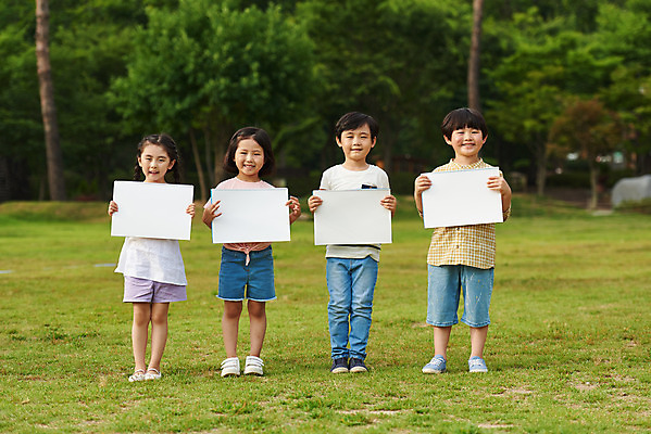 포토 JPG 주간 전신 나무 공원 여자 남자 어린이라이프 초등학생 어린이 자연 서기 웃음 들기 소녀 소년 잔디 여러명 야외 앞모습 여름 친구 한국인 체험학습 스케치북 용인 휴양림 어린이만 국내포토 자연요소 식물 학생 라이프스타일 계절 공공시설 뷰포인트 다수 관계 모션 학용품 표정 사람 동양인 체험 생태계 경기도 파일형식