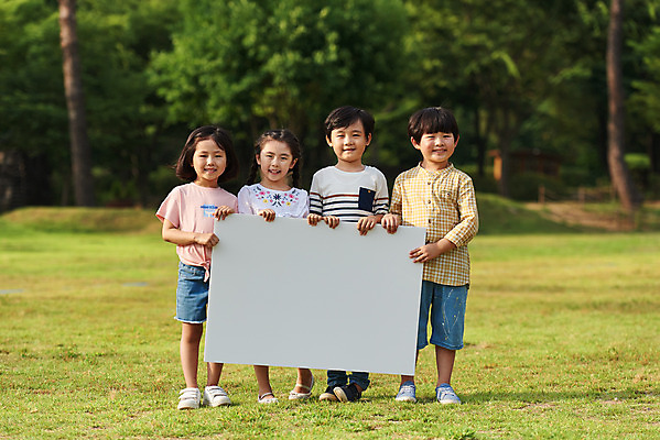 포토 JPG 주간 전신 나무 배너 공원 여자 남자 어린이라이프 초등학생 어린이 자연 사각프레임 서기 웃음 들기 소녀 소년 잔디 여러명 야외 앞모습 여름 친구 한국인 체험학습 용인 휴양림 어린이만 국내포토 자연요소 식물 학생 라이프스타일 계절 공공시설 뷰포인트 다수 관계 모션 프레임 표정 사람 동양인 사각형 체험 생태계 경기도 파일형식