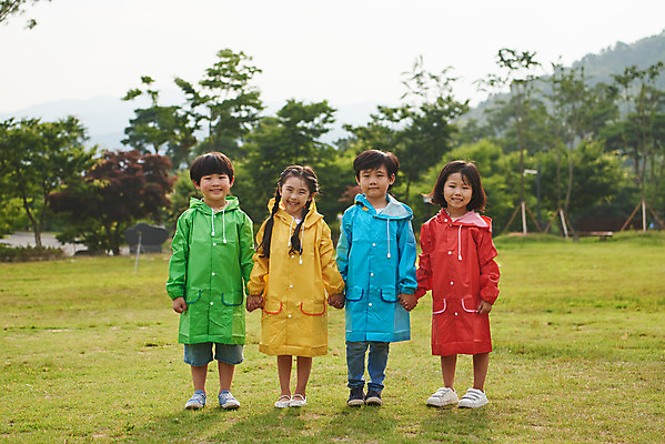 포토 JPG 주간 전신 나무 공원 여자 남자 어린이라이프 초등학생 어린이 자연 날씨 서기 웃음 소녀 소년 잔디 여러명 야외 앞모습 캐주얼 여름 친구 컬러풀 맑음 한국인 체험학습 비 즐거움 우비 용인 휴양림 어린이만 국내포토 자연요소 식물 학생 라이프스타일 옷 계절 공공시설 감정 뷰포인트 컬러 다수 관계 모션 표정 사람 동양인 체험 생태계 경기도 파일형식