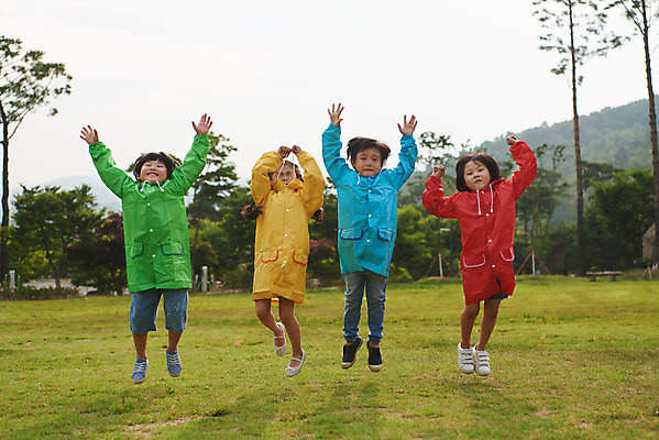 포토 JPG 주간 전신 나무 공원 여자 남자 어린이라이프 초등학생 어린이 자연 날씨 소녀 소년 잔디 여러명 야외 앞모습 캐주얼 여름 친구 컬러풀 맑음 점프 만세 한국인 체험학습 비 즐거움 우비 용인 휴양림 어린이만 국내포토 자연요소 식물 학생 라이프스타일 옷 계절 공공시설 감정 뷰포인트 컬러 다수 관계 모션 사람 동양인 체험 생태계 경기도 파일형식