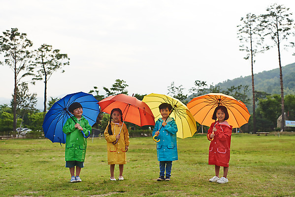 포토 JPG 주간 전신 나무 공원 여자 남자 어린이라이프 초등학생 어린이 우산 자연 날씨 들기 소녀 소년 잔디 여러명 야외 앞모습 여름 친구 컬러풀 한국인 체험학습 비 우비 용인 휴양림 어린이만 국내포토 자연요소 식물 학생 라이프스타일 옷 계절 공공시설 뷰포인트 컬러 다수 관계 모션 사람 동양인 체험 생태계 경기도 파일형식
