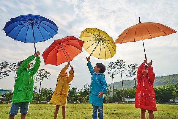 포토 JPG 주간 나무 공원 여자 남자 어린이라이프 초등학생 어린이 우산 자연 날씨 들기 소녀 소년 잔디 여러명 상반신 야외 앞모습 여름 친구 컬러풀 한국인 체험학습 비 우비 용인 휴양림 어린이만 국내포토 자연요소 식물 학생 라이프스타일 옷 계절 공공시설 뷰포인트 컬러 다수 관계 모션 사람 동양인 체험 생태계 경기도 파일형식