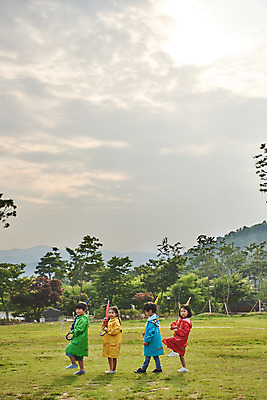 포토 JPG 주간 전신 나무 구름 공원 여자 남자 어린이라이프 초등학생 어린이 우산 자연 하늘 서기 들기 소녀 소년 잔디 여러명 야외 옆모습 여름 친구 컬러풀 걷기 한국인 체험학습 우비 용인 휴양림 어린이만 국내포토 자연요소 식물 학생 라이프스타일 옷 계절 공공시설 뷰포인트 컬러 다수 관계 모션 사람 동양인 체험 생태계 경기도 파일형식