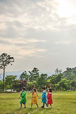 포토 JPG 주간 전신 나무 구름 공원 여자 남자 어린이라이프 초등학생 어린이 우산 자연 하늘 들기 소녀 소년 잔디 여러명 야외 옆모습 여름 친구 컬러풀 걷기 한국인 체험학습 우비 용인 휴양림 어린이만 국내포토 자연요소 식물 학생 라이프스타일 옷 계절 공공시설 뷰포인트 컬러 다수 관계 모션 사람 동양인 체험 생태계 경기도 파일형식