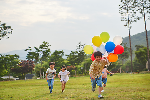 포토 JPG 주간 전신 나무 공원 여자 남자 어린이라이프 초등학생 어린이 자연 들기 소녀 소년 잔디 여러명 야외 앞모습 여름 친구 컬러풀 달리기 한국인 체험학습 풍선 용인 휴양림 어린이만 국내포토 자연요소 식물 학생 라이프스타일 계절 공공시설 뷰포인트 컬러 다수 관계 모션 사람 동양인 체험 생태계 경기도 파일형식