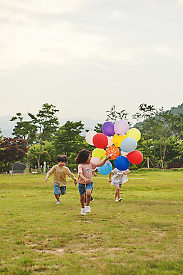 포토 JPG 주간 전신 나무 공원 여자 남자 어린이라이프 초등학생 어린이 자연 들기 소녀 소년 잔디 여러명 야외 앞모습 여름 친구 컬러풀 달리기 한국인 체험학습 풍선 용인 휴양림 어린이만 국내포토 자연요소 식물 학생 라이프스타일 계절 공공시설 뷰포인트 컬러 다수 관계 모션 사람 동양인 체험 생태계 경기도 파일형식