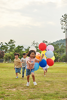 포토 JPG 주간 전신 나무 공원 여자 남자 어린이라이프 초등학생 어린이 자연 들기 소녀 소년 잔디 여러명 야외 앞모습 여름 친구 컬러풀 달리기 한국인 체험학습 풍선 용인 휴양림 어린이만 국내포토 자연요소 식물 학생 라이프스타일 계절 공공시설 뷰포인트 컬러 다수 관계 모션 사람 동양인 체험 생태계 경기도 파일형식