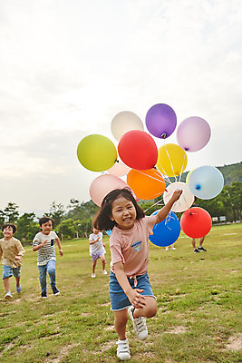 포토 JPG 주간 전신 나무 공원 여자 남자 어린이라이프 초등학생 어린이 자연 들기 소녀 소년 잔디 여러명 야외 앞모습 여름 친구 컬러풀 달리기 한국인 체험학습 풍선 용인 휴양림 어린이만 국내포토 자연요소 식물 학생 라이프스타일 계절 공공시설 뷰포인트 컬러 다수 관계 모션 사람 동양인 체험 생태계 경기도 파일형식