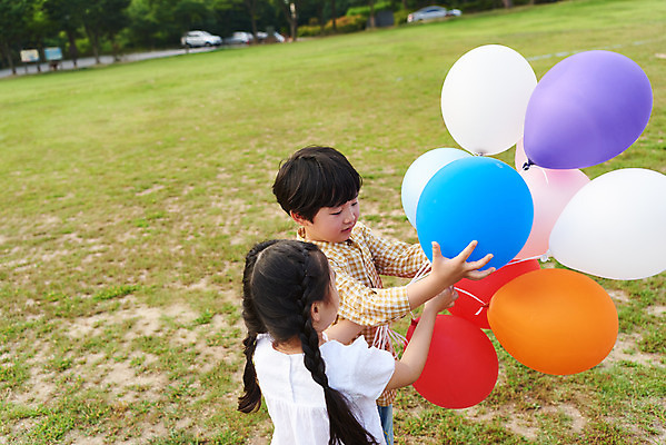 포토 JPG 주간 나무 공원 여자 남자 어린이라이프 초등학생 어린이 자연 서기 소녀 소년 잔디 상반신 야외 두명 옆모습 뒷모습 여름 컬러풀 한국인 잡기 체험학습 풍선 용인 휴양림 어린이만 국내포토 자연요소 식물 학생 라이프스타일 계절 공공시설 뷰포인트 컬러 모션 사람 동양인 체험 생태계 경기도 파일형식