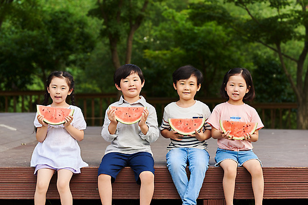 포토 JPG 주간 나무 공원 여자 남자 어린이라이프 초등학생 어린이 음식 과일 자연 여름음식 수박 들기 앉기 소녀 소년 잔디 여러명 상반신 야외 앞모습 여름 친구 한국인 체험학습 먹기 용인 휴양림 어린이만 제철과일 국내포토 자연요소 식물 학생 라이프스타일 계절 공공시설 뷰포인트 다수 관계 모션 사람 동양인 체험 생태계 경기도 제철 파일형식 여름_계절