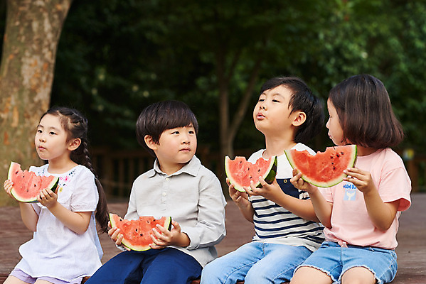 포토 JPG 주간 나무 응시 공원 여자 남자 어린이라이프 초등학생 어린이 음식 과일 장난 자연 여름음식 수박 들기 앉기 소녀 소년 잔디 여러명 상반신 야외 앞모습 여름 친구 한국인 체험학습 먹기 용인 휴양림 어린이만 제철과일 국내포토 자연요소 식물 학생 라이프스타일 시선 계절 공공시설 뷰포인트 다수 관계 모션 사람 동양인 체험 생태계 경기도 제철 파일형식 여름_계절