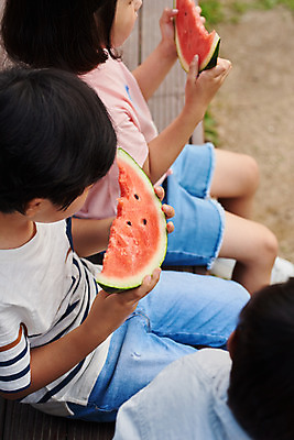포토 JPG 주간 나무 공원 여자 남자 어린이라이프 초등학생 어린이 음식 과일 자연 여름음식 수박 들기 앉기 소녀 소년 잔디 상반신 야외 옆모습 세명 여름 친구 한국인 체험학습 먹기 용인 휴양림 어린이만 맛있는 제철과일 국내포토 자연요소 식물 학생 라이프스타일 계절 공공시설 뷰포인트 관계 모션 사람 동양인 체험 생태계 경기도 제철 파일형식 여름_계절