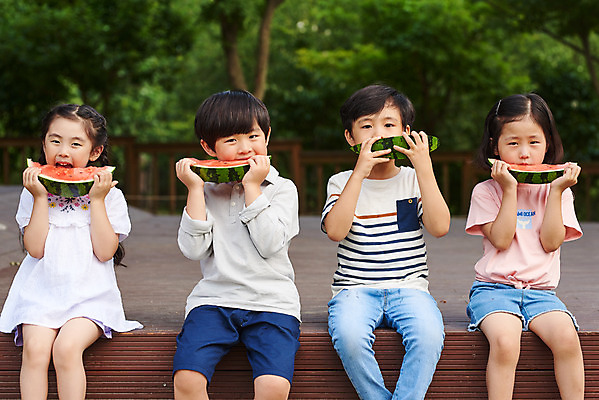 포토 JPG 주간 나무 공원 여자 남자 어린이라이프 초등학생 어린이 음식 과일 자연 여름음식 수박 들기 앉기 소녀 소년 잔디 여러명 상반신 야외 앞모습 여름 친구 한국인 체험학습 먹기 용인 휴양림 어린이만 맛있는 제철과일 국내포토 자연요소 식물 학생 라이프스타일 계절 공공시설 뷰포인트 다수 관계 모션 사람 동양인 체험 생태계 경기도 제철 파일형식 여름_계절