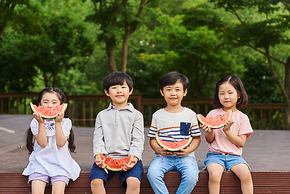 포토 JPG 주간 나무 공원 여자 남자 어린이라이프 초등학생 어린이 음식 과일 자연 여름음식 수박 들기 앉기 소녀 소년 잔디 여러명 상반신 야외 앞모습 여름 친구 한국인 체험학습 먹기 용인 휴양림 어린이만 제철과일 국내포토 자연요소 식물 학생 라이프스타일 계절 공공시설 뷰포인트 다수 관계 모션 사람 동양인 체험 생태계 경기도 제철 파일형식 여름_계절