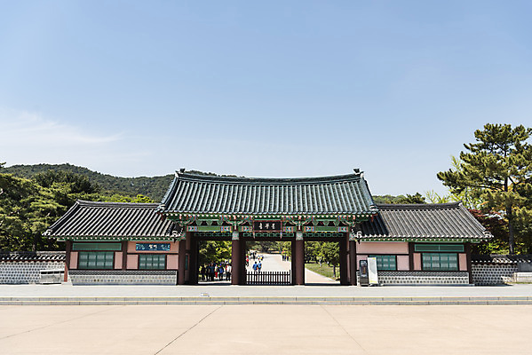 포토 JPG 주간 나무 한국전통 여행 유적지 하늘 풍경 사람없음 야외 관광지 맑음 봄 세계문화유산 문화재 역사 한국사 충청도 사적지 충무공 현충사 아산 충무문 국내포토 자연요소 식물 전통 계절 고건축 날씨 한국 충청남도 파일형식