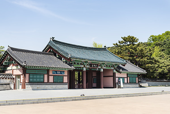 포토 JPG 주간 나무 한국전통 여행 유적지 하늘 풍경 사람없음 야외 관광지 맑음 봄 세계문화유산 문화재 역사 한국사 충청도 사적지 충무공 현충사 아산 충무문 국내포토 자연요소 식물 전통 계절 고건축 날씨 한국 충청남도 파일형식
