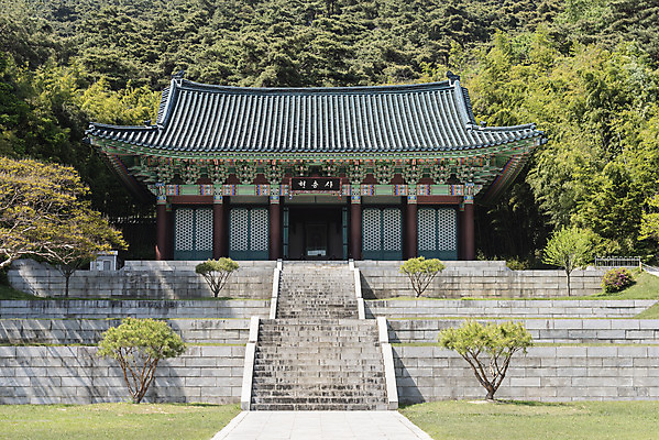포토 JPG 주간 나무 한국전통 여행 유적지 풍경 사람없음 야외 관광지 계단 맑음 봄 세계문화유산 문화재 역사 한국사 충청도 사적지 충무공 현충사 아산 국내포토 자연요소 식물 전통 계절 고건축 날씨 한국 충청남도 파일형식